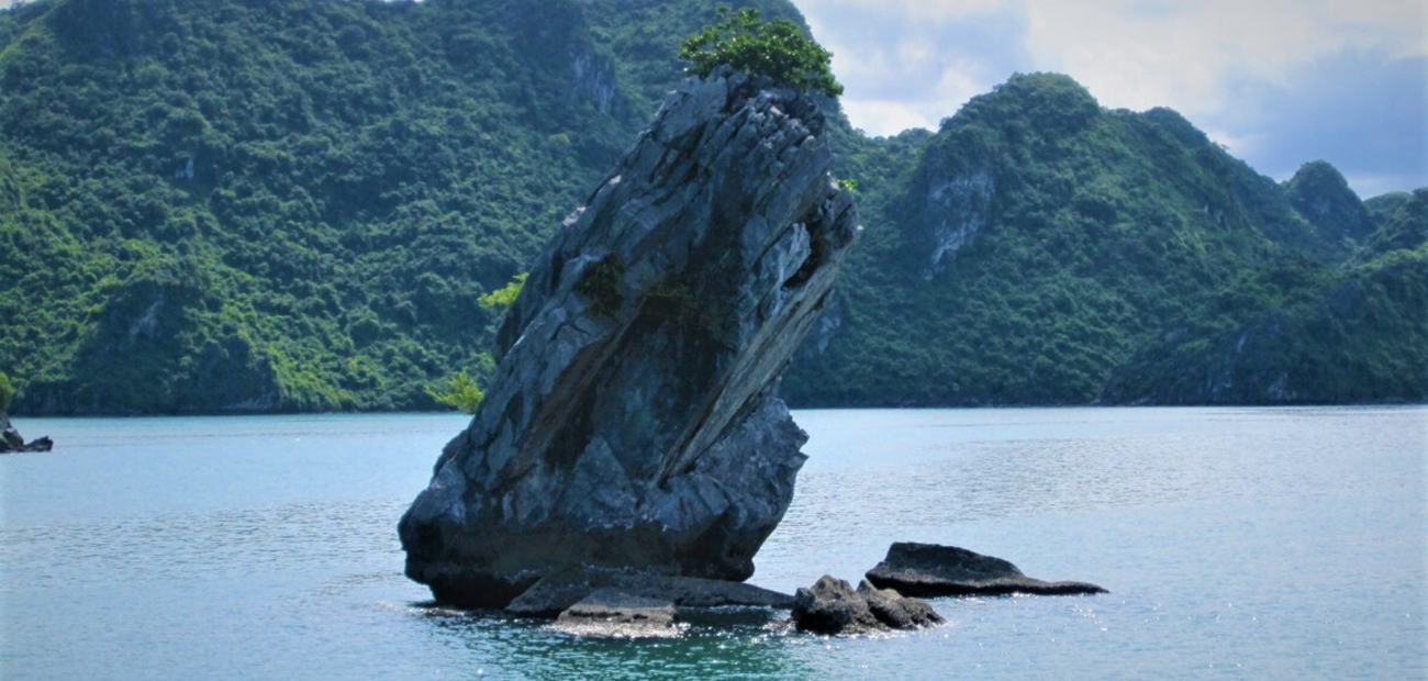 Đá lớn nổi bật tại Hòn Đầu Mối, Vịnh Bái Tử Long Tảng đá lớn tại Hòn Đầu Mối nổi lên giữa biển xanh, một điểm nhấn đặc trưng của Vịnh Bái Tử Long.