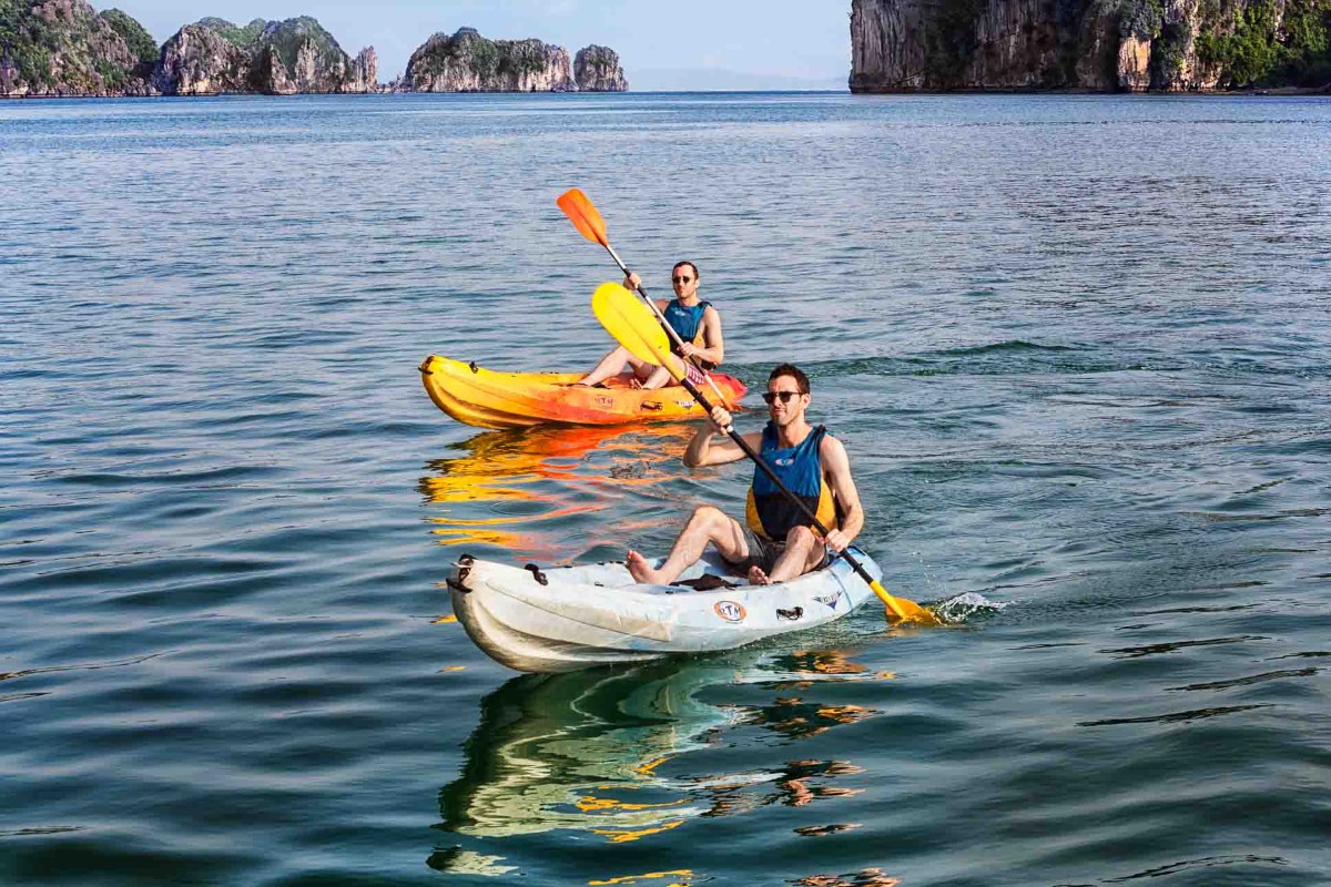 Chèo kayak tại Đảo Mắt Rồng với làn nước yên bình