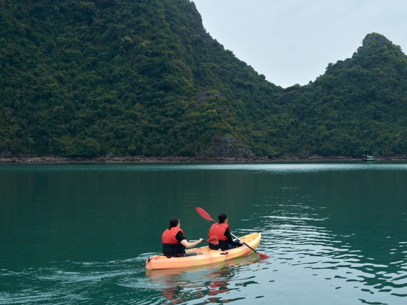 Hai người chèo kayak tại khu vực Tùng Sấu.