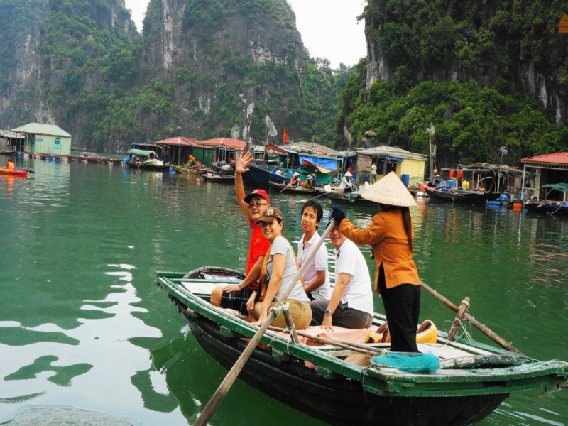 Hành trình thuyền tre tại làng chài nổi Tung Sau.