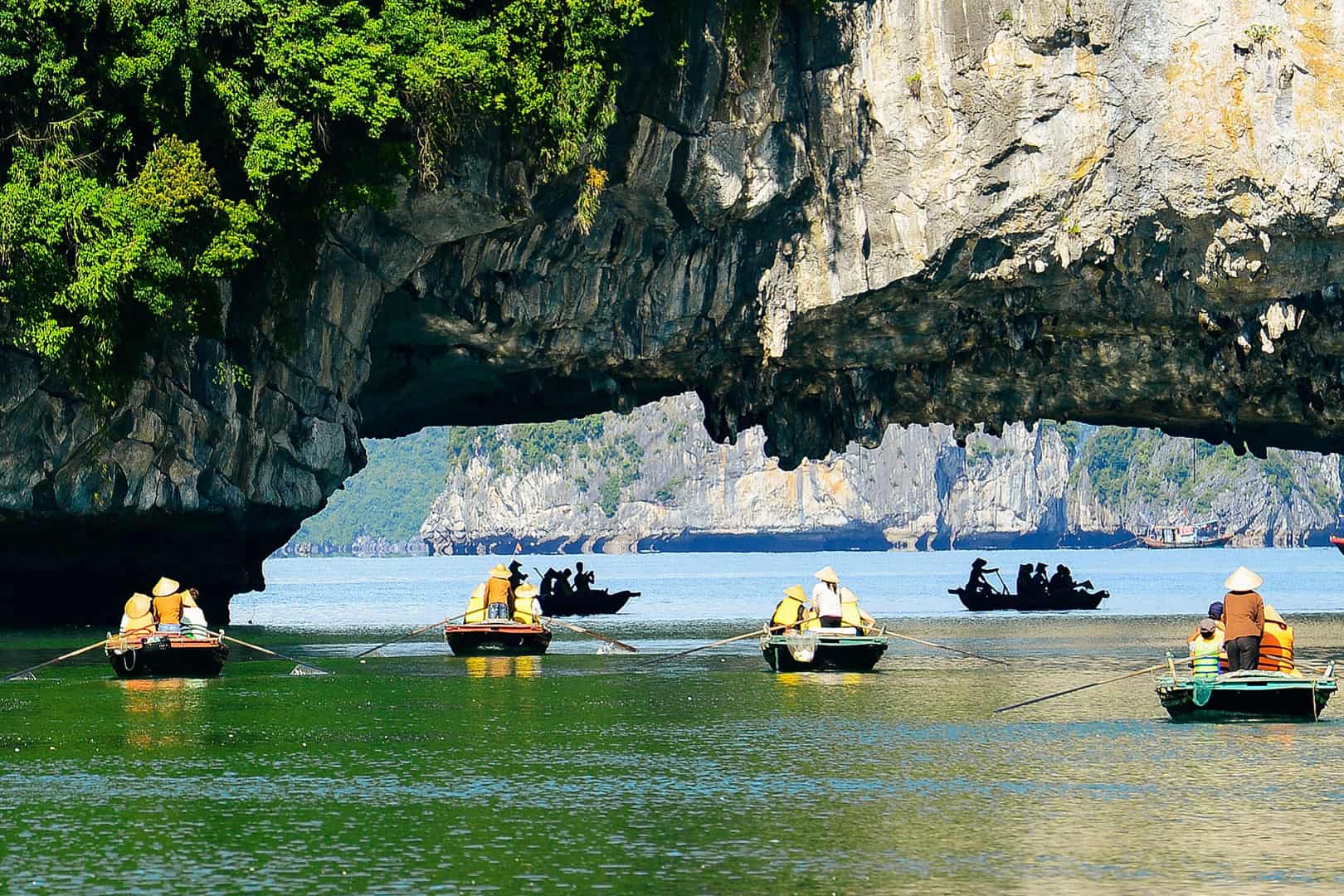 Du khách kayaking khám phá vịnh nước yên bình của Hang Luồn, bao quanh bởi những vách đá vôi cao vút ở Vịnh Hạ Long.