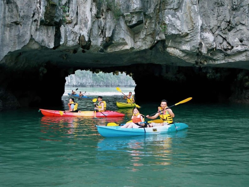 Khám phá chèo kayak tại Hang Tối và Hang Sáng