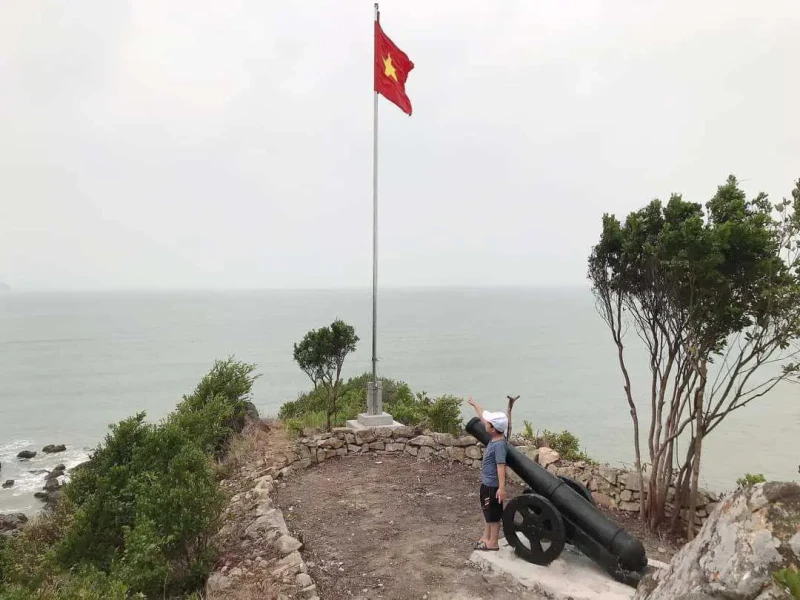 Hòn Pháo Đài với những nét hoang sơ, bí ẩn giữa biển xanh và núi đá trên đảo Ngọc Vừng.