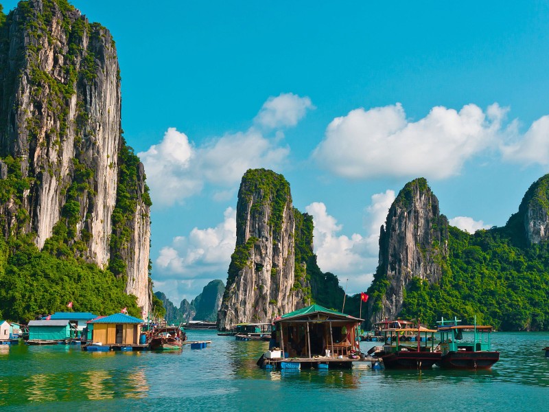 Làng chài nổi gần Hòn Yên Ngựa với những vách đá cao bao quanh tại Vịnh Hạ Long, Quảng Ninh, Việt Nam.