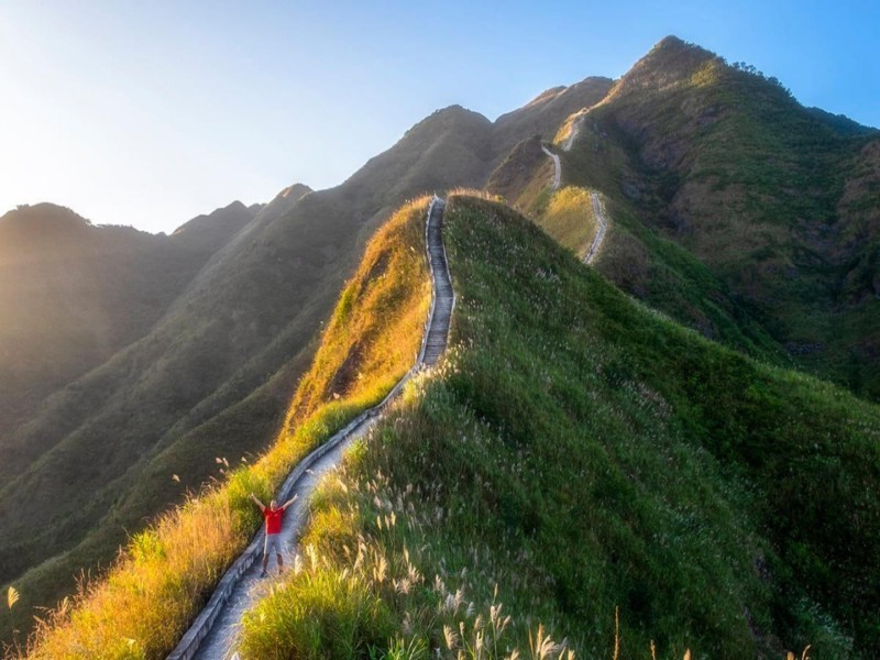 Sống lưng khủng long lúc hoàng hôn tại Bình Liêu, Quảng Ninh, ánh sáng vàng và núi non