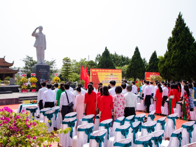 Tượng đài Bác Hồ hướng ra biển trên đảo Cô Tô, một biểu tượng uy nghi của lịch sử và niềm tự hào dân tộc.