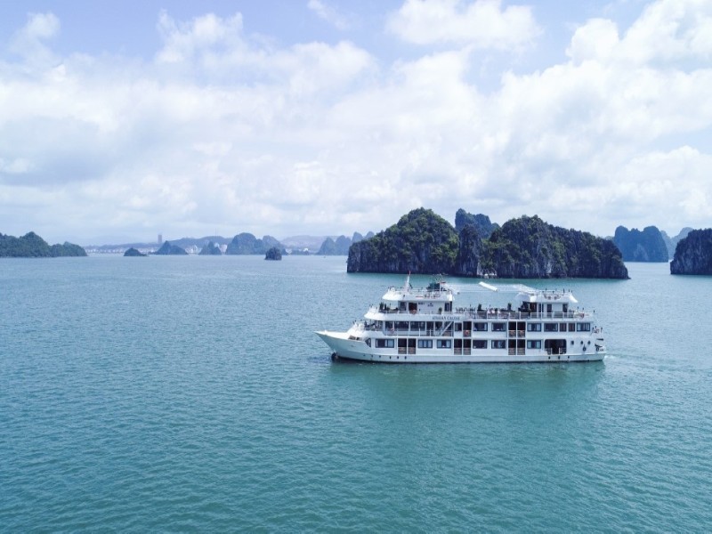 Hình ảnh du thuyền Athena Luxury với phông nền núi đá vôi đặc trưng của vịnh Hạ Long