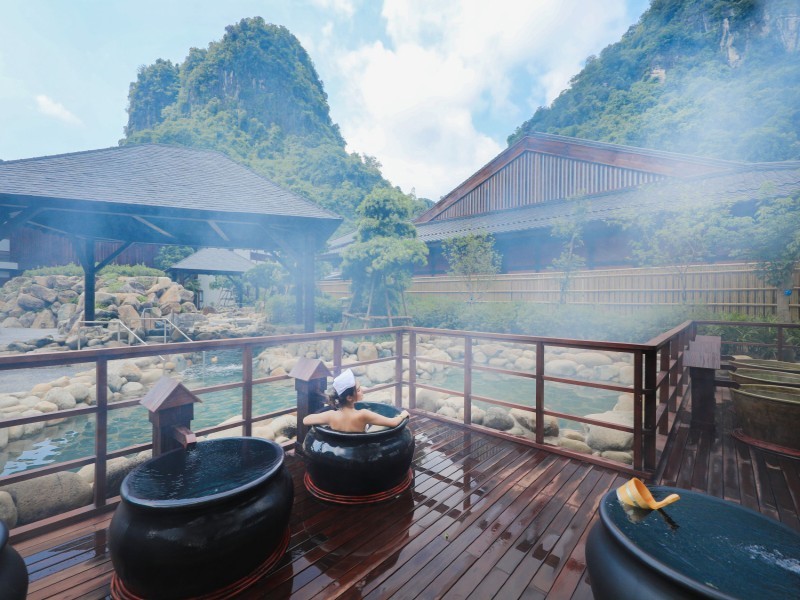 Bồn tắm onsen bằng sứ với view núi non